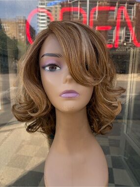 Wavy blonde 2216 with swept bangs
